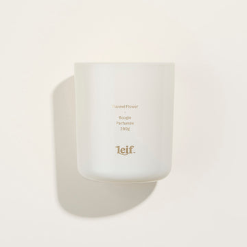 Front view of a white glass candle with the text 'Flannel Flower Bougie parfumee 280g' and the Leif logo.