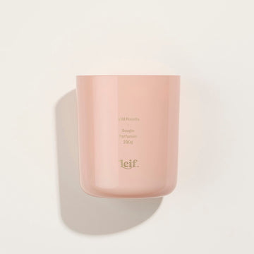 Front view of a glass candle in pink with the text 'Wild Rosella Bougie Parfumee 280g' written on the front and the Leif logo.