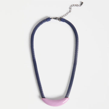 A thick mesh necklace in purple with a lilac bar.