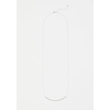 A fine chain necklace in silver with a rounded bar along the middle.