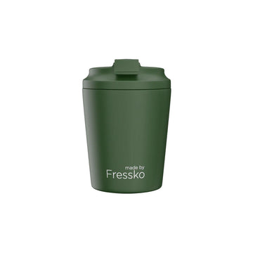 Green ceramic coffee cup with lid on a white background, branded 'made by Fressko'.