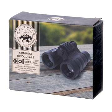 A box with a photo of a pair of black binoculars on a wooden bench with product information on the left.