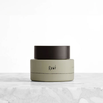Green jar with black lid on a white background and the text 'Ruwi' on the front.