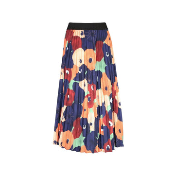 A pleated skirt with a black elastic waistband and printed with flowers.