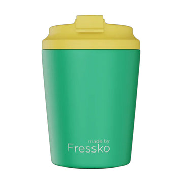 Green tumbler with yellow lid on a white background, branded 'made by Fressko'.
