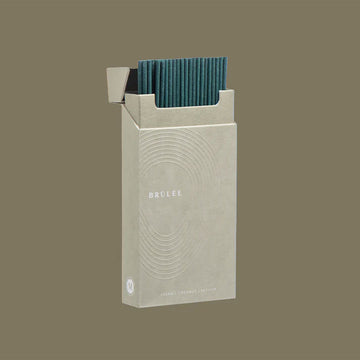 A light grey box titled 'Maho Brulee' against a khaki green background.