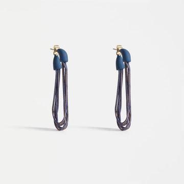 A pair of looped mesh chain earrings in cobalt.