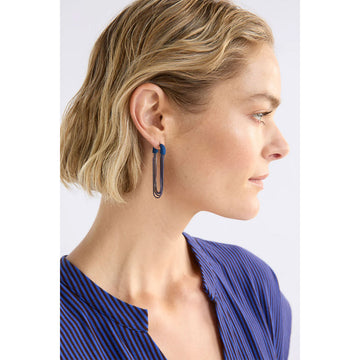 A pair of looped mesh chain earrings in cobalt.