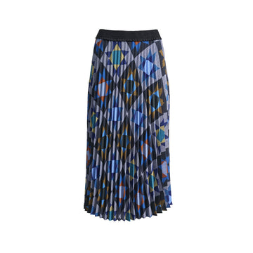 A pleated skirt printed with a star pattern and black elastic waistband.